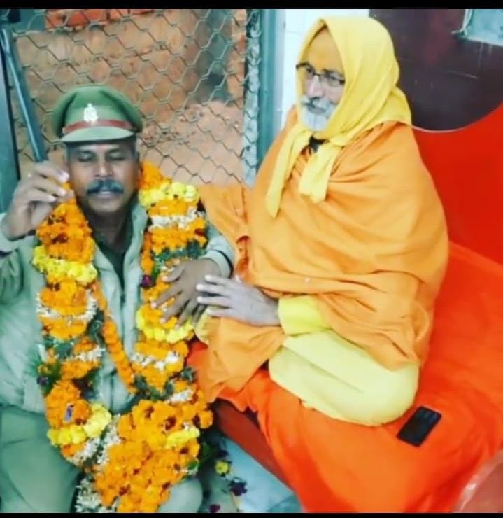 Set ay the feet of the mahant ewaring unifoem