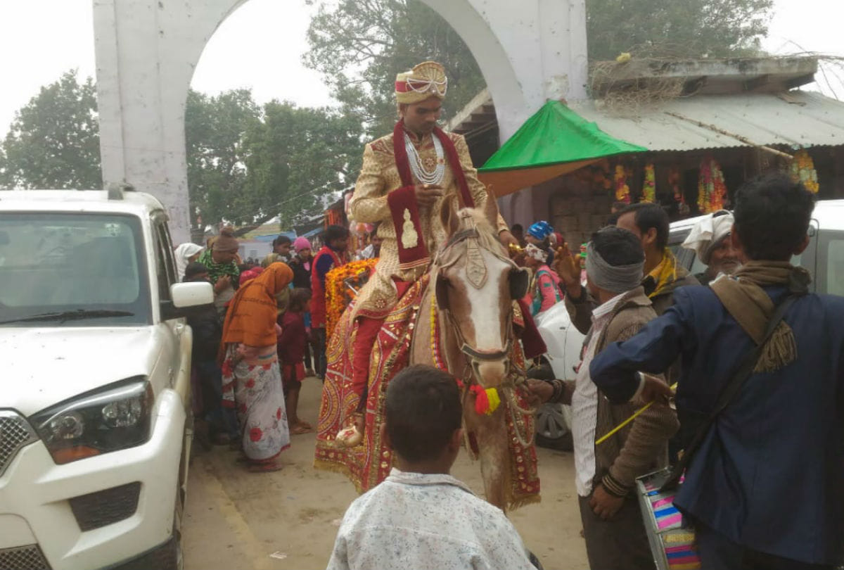 bride ritual of vidai in doli in bateshwar agra