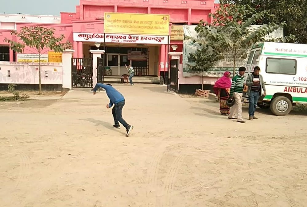 Doctors were playing cricket in CHC Harchanpur in Raebareli.
