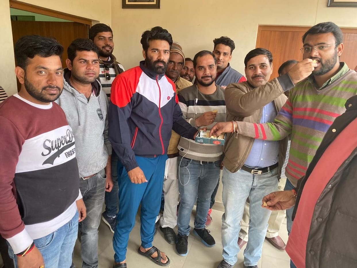 Bjp Worker distribute sweets