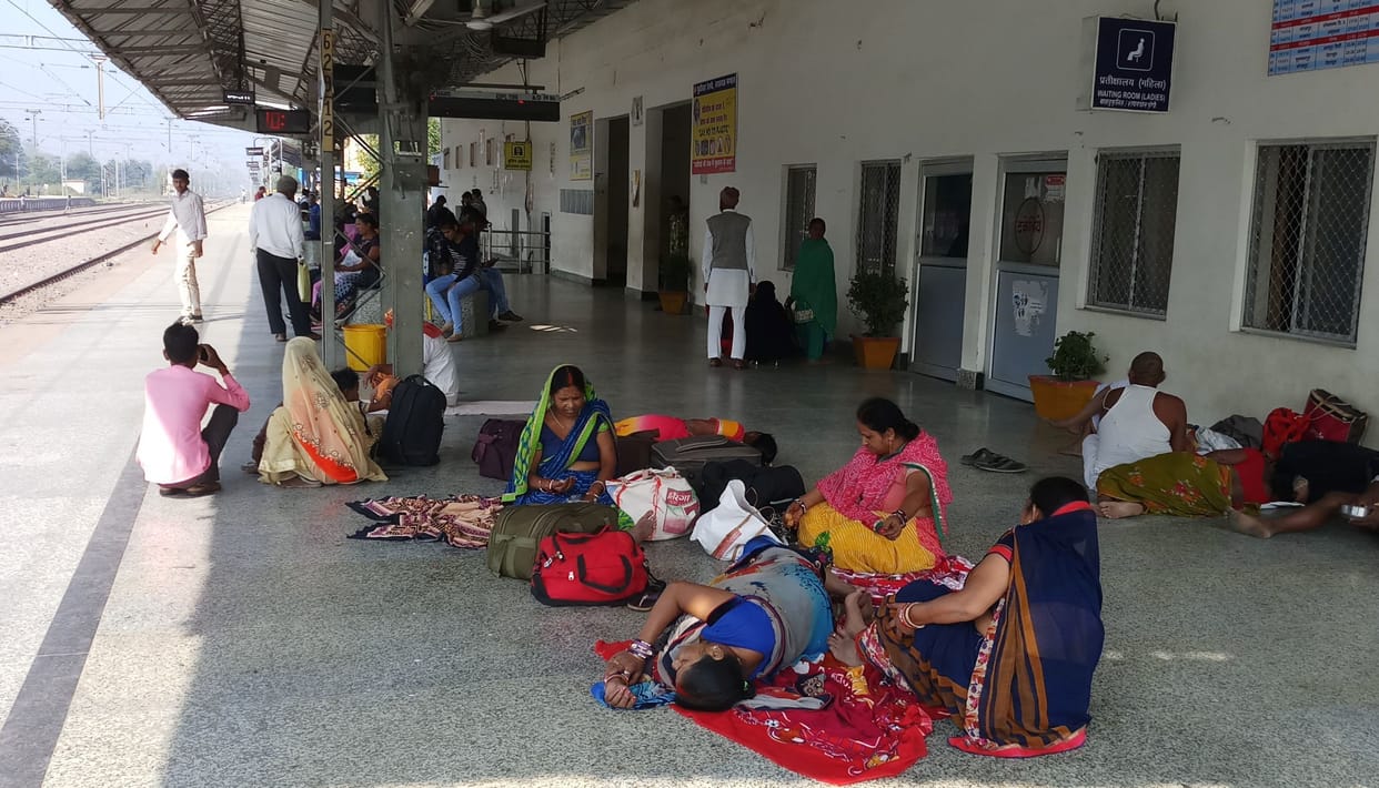 Electricity cut in Mankapur Junction, passengers upset due to non-ticketing