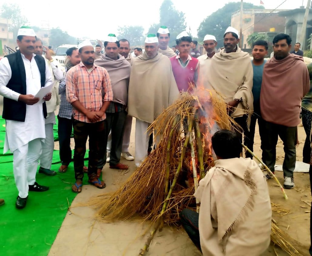 Sugarcane lit Holi, jammed on highway
