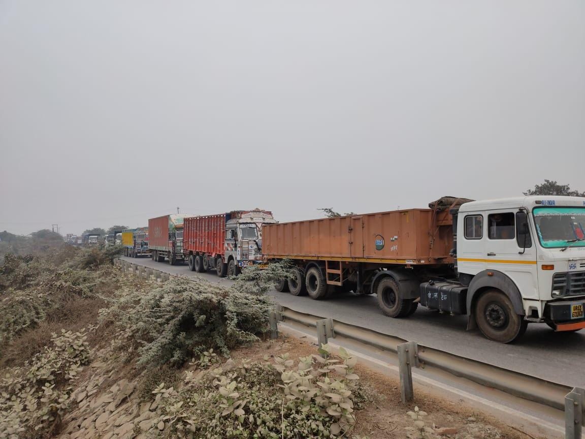 Blocked on Kalpi highway due to overturning of truck, passers by were upset