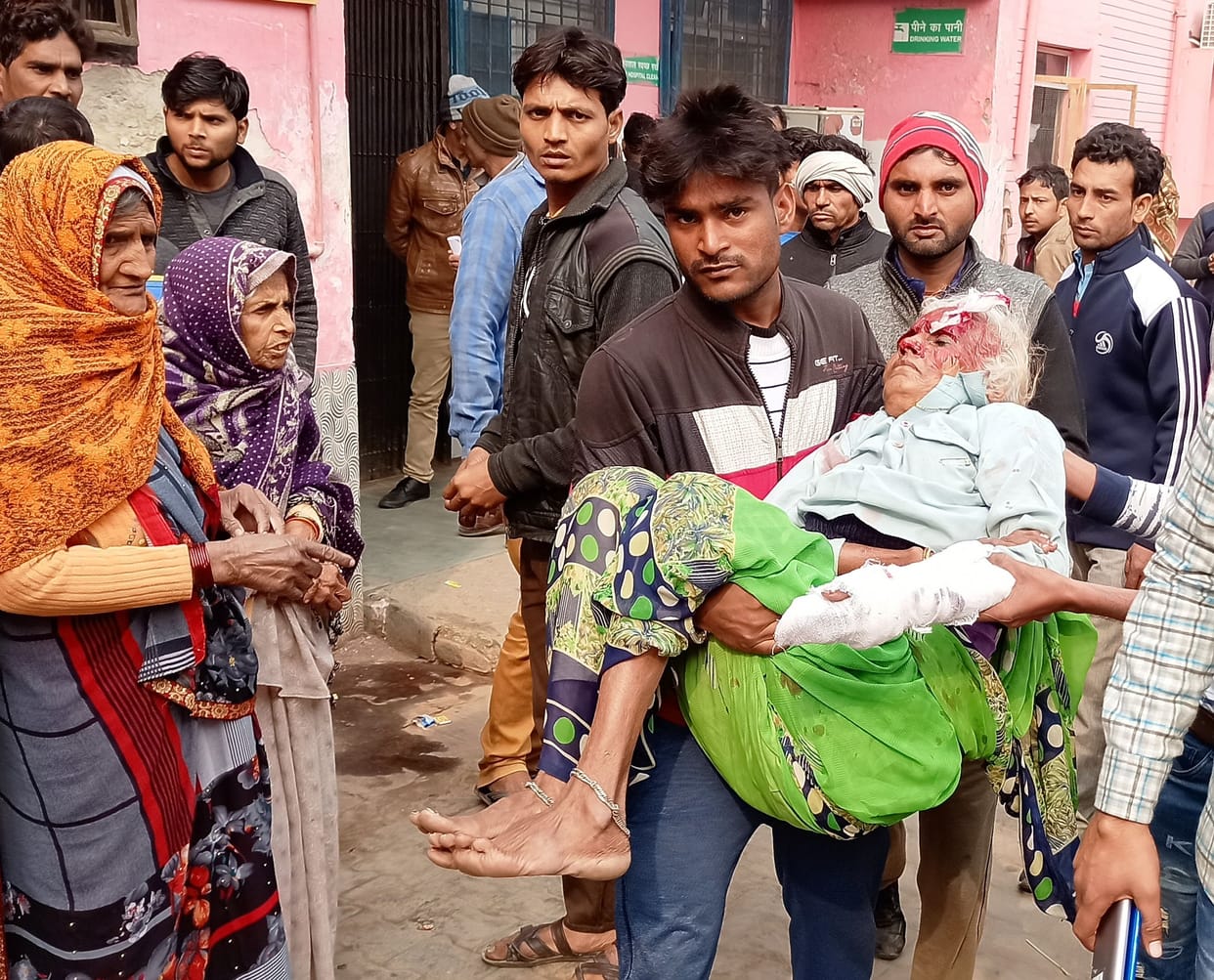Hathras: Tractor trolley overturned in NH in Sadabad, screaming, more than 20 people injured