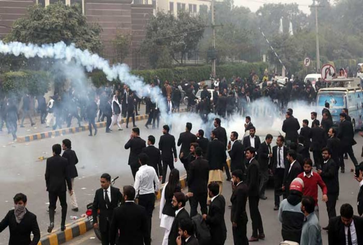 50 lawyers arrested for hospital attack in pakistan