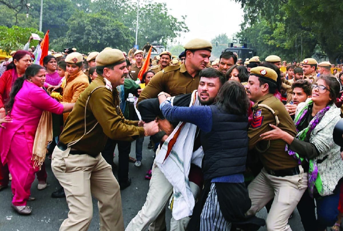 clash between Swati Maliwal supports and delhi police many injured