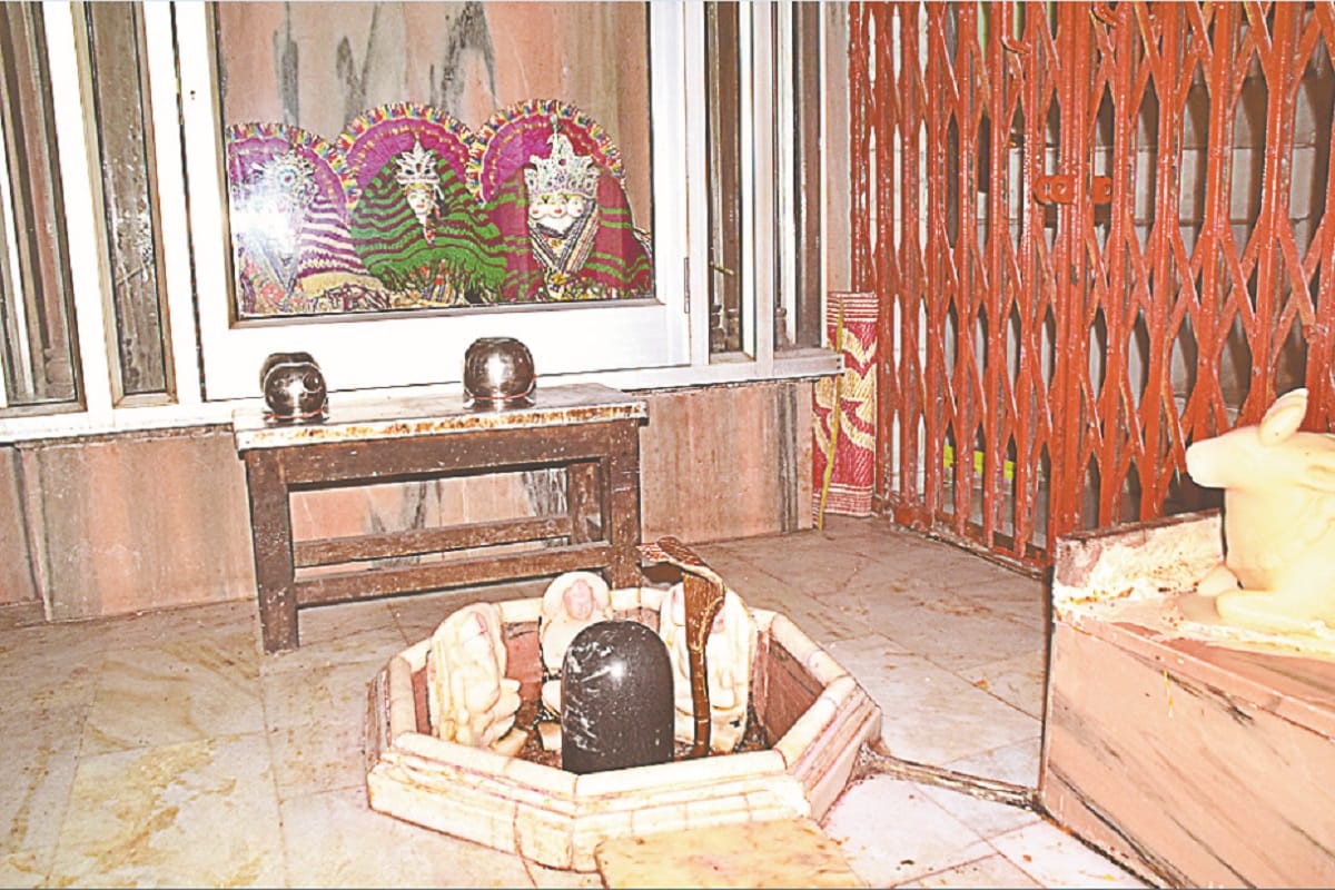 Peoples of Hindu and Muslim society pray at a tomb of Meerut
