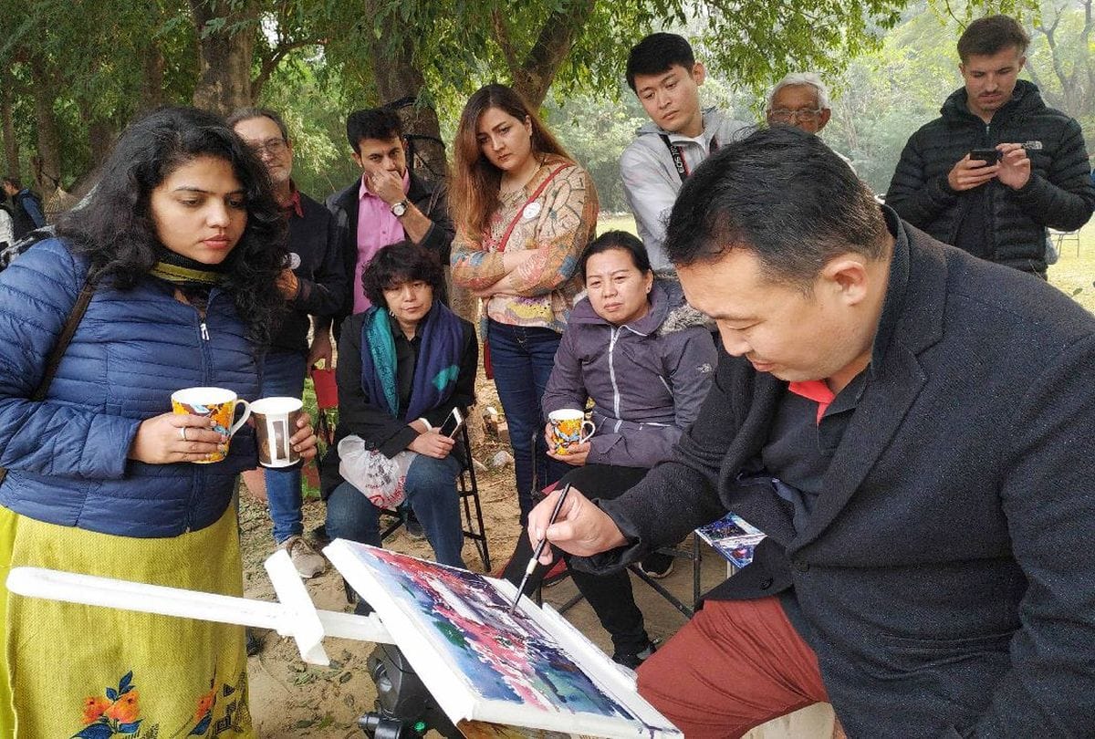 foreign artists make painting of Taj Mahal in mehtab bagh Agra