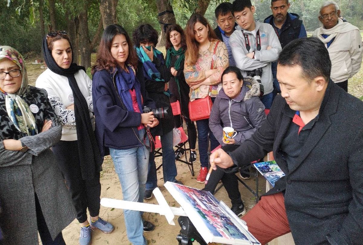 foreign artists make painting of Taj Mahal in mehtab bagh Agra