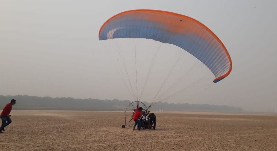 Para gliding from a thousand feet height at the confluence