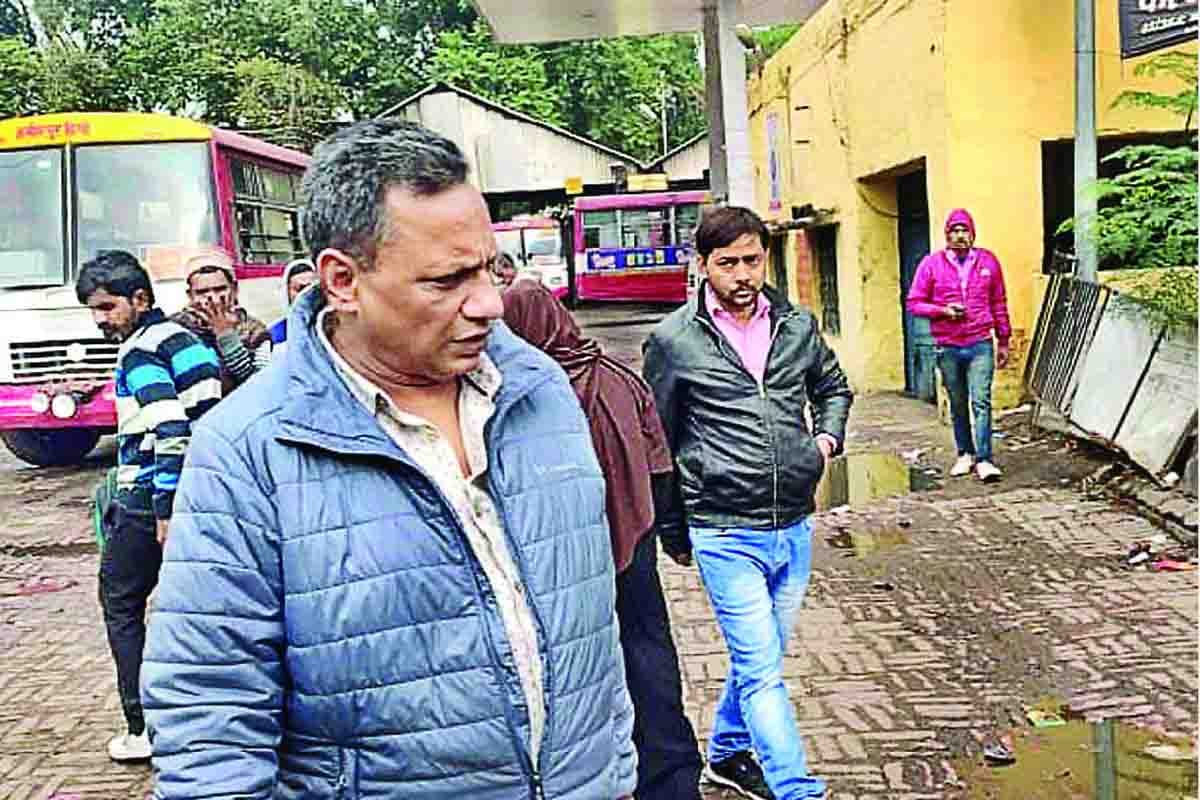 driver driving bus with helmet, roadways minister asks why