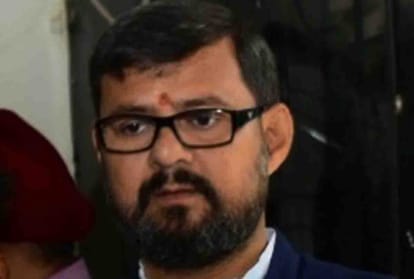 driver driving bus with helmet, roadways minister asks why