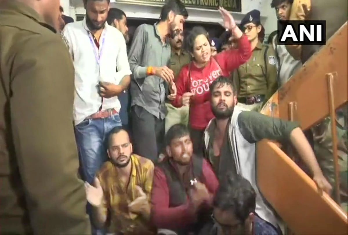 Students protest against 2 visiting professors in Makhanlal University of Journalism, bhopal