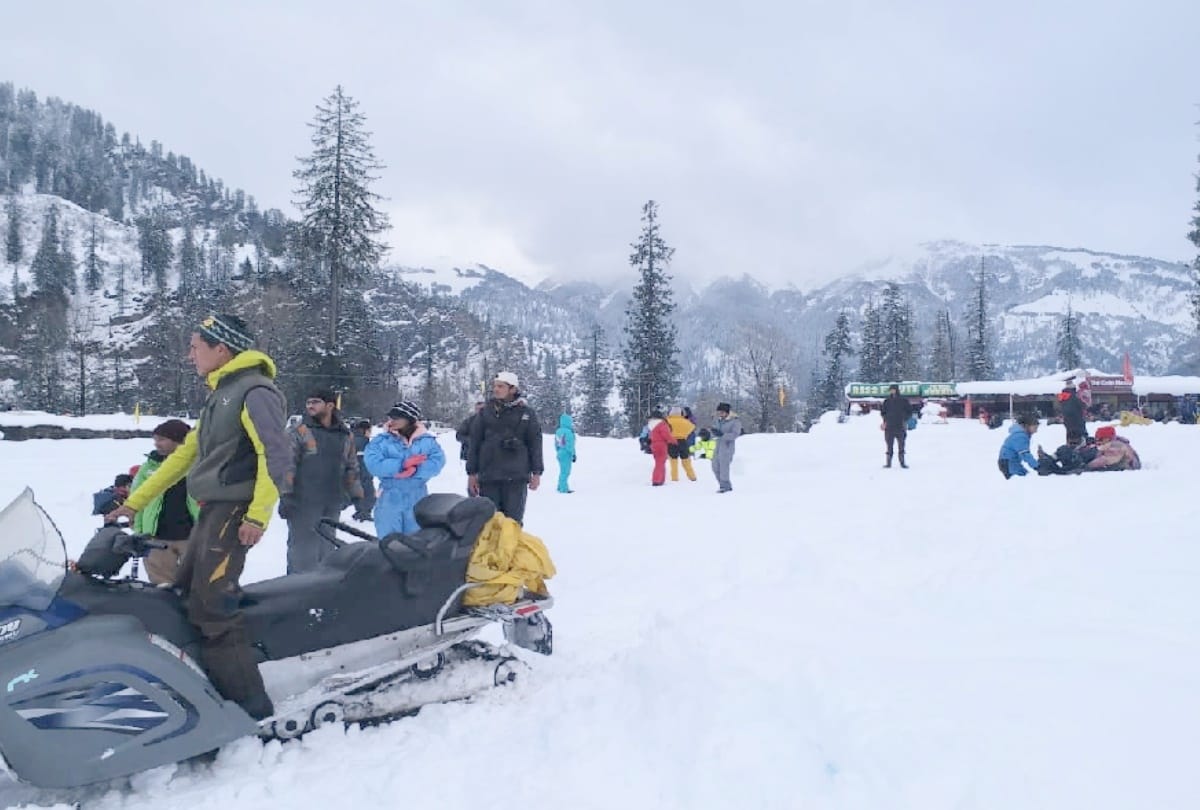 after snowfall tourists did lot of fun in Kufri shimla and Manali