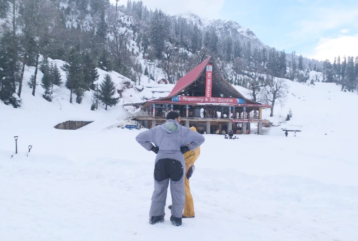 after snowfall tourists did lot of fun in Kufri shimla and Manali