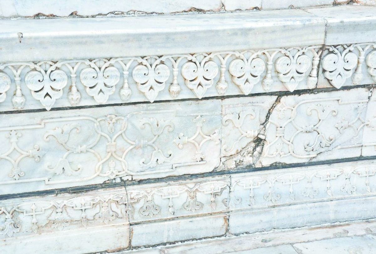 marble stones broken of Taj Mahal due to negligence in conservation