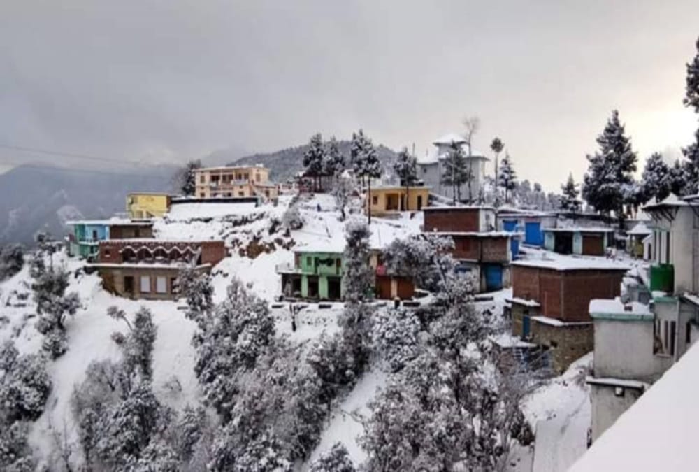 Snowfall on Uttarakhand Mountain Peaks and munsiyari