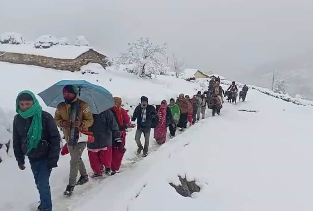 Groom walked and Going For marriage even heavy snowfall in uttarakhand chamoli