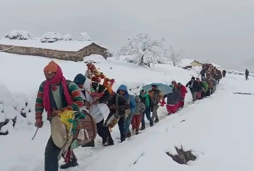 Groom walked and Going For marriage even heavy snowfall in uttarakhand chamoli