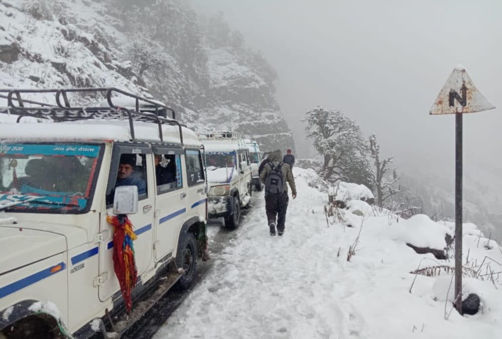 Tourist Return from Auli After New year Celebration Long Traffic jam due to Snowfall