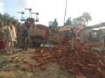 रिसिया में रेलवे क्रासिंग पर पटरी पर फंसी ट्रैक्टर-ट्राली।