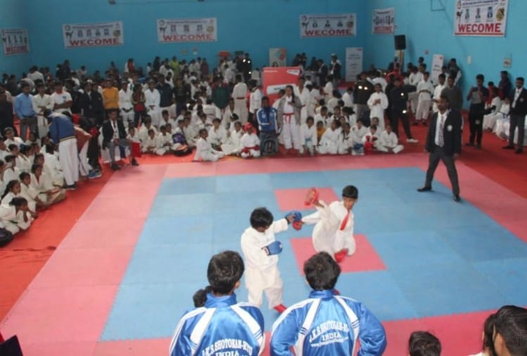 काशी में हुआ कराटे कुंभ का शुभारंभ, मानव एकेडमीअमर उजाला के साथ हो रहा