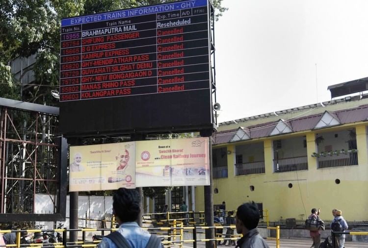 Hathras News: बैरंग लौट रहे यात्री, ये ट्रेनें हुईं निरस्त, यात्रियों को झेलनीं पड़ रही दिक्कतें