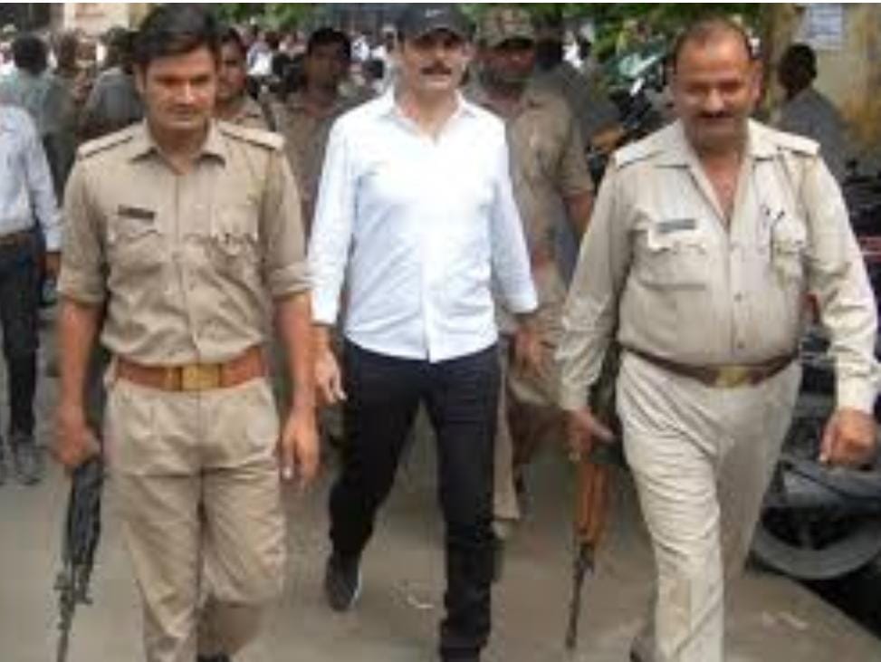 Meerut crooks attempted suicide in jail, used to talk to mobile security barracks on mobile