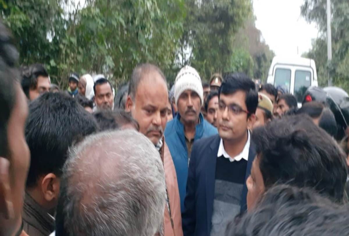 bike rider died in an accident, protest in lucknow