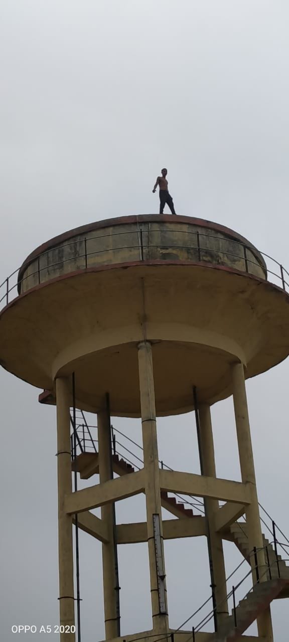 A man climb water tank for suicied