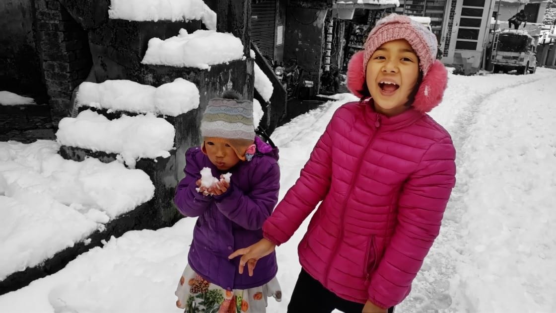 Snow in the market of Munsiyar