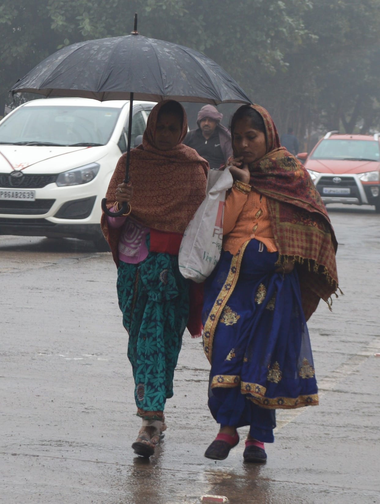 Hathras: Cold winds intensified with cloud drizzle in the morning sky