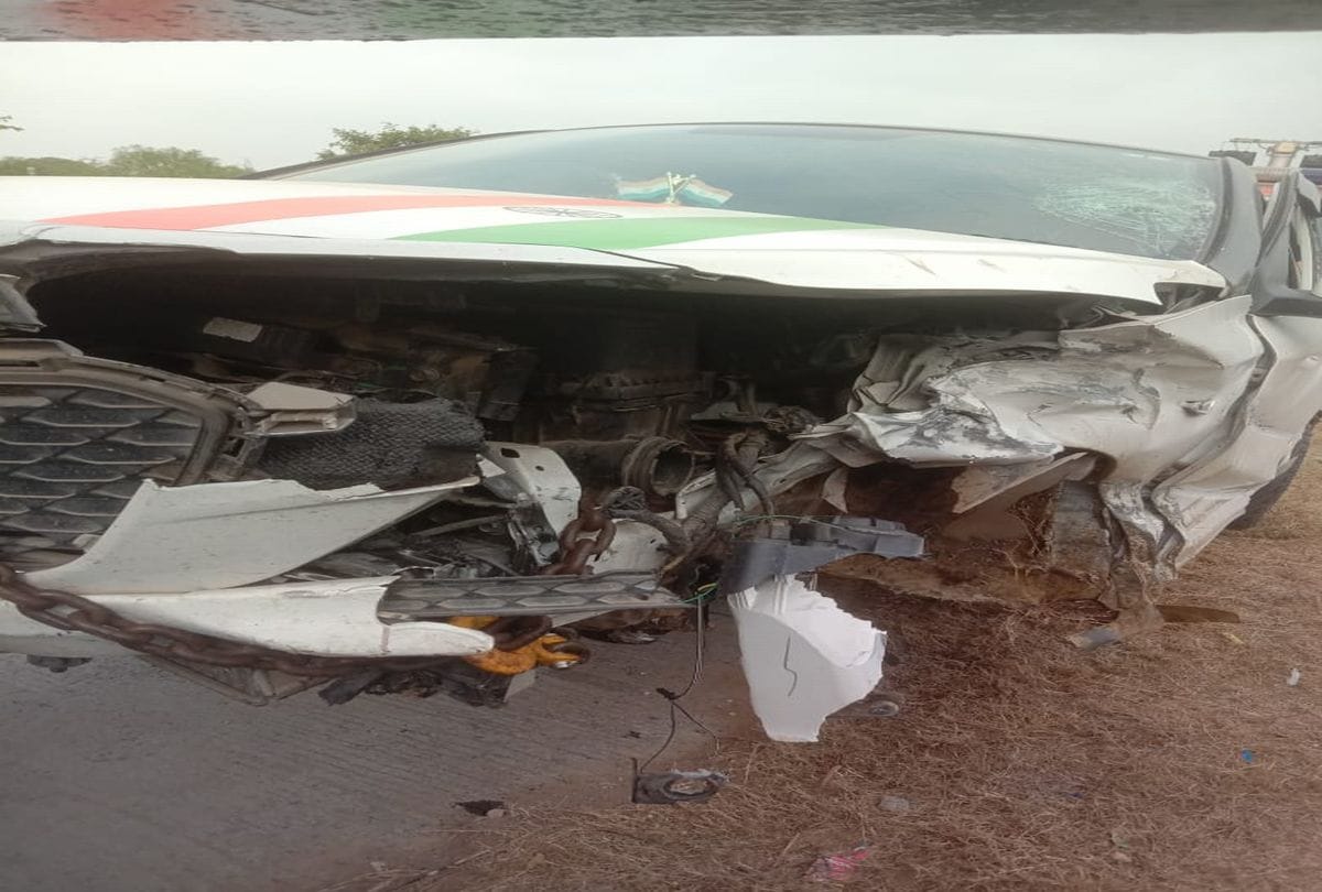 two injured due to car overturned on Yamuna Expressway in Mathura