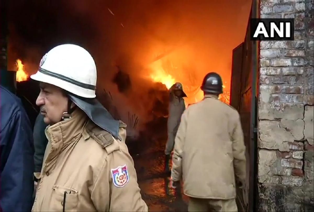 Fire breaks out in Mundka area of Delhi