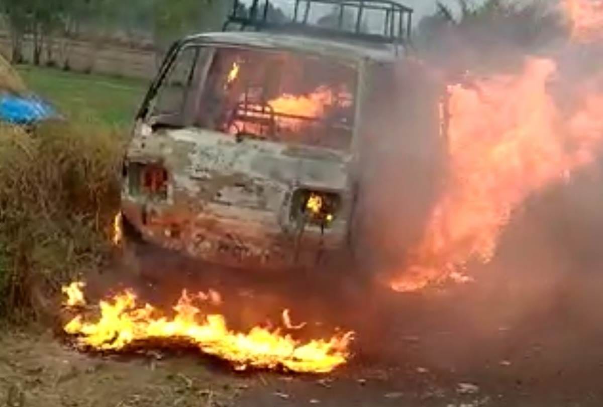 fire broke out in van in mohanlalganj