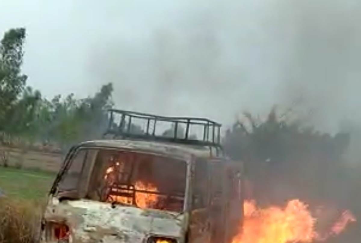 fire broke out in van in mohanlalganj