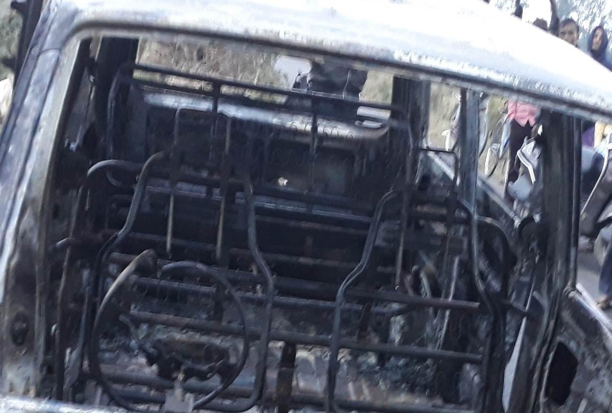 fire broke out in van in mohanlalganj