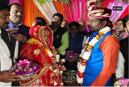 दूल्हे-दुल्हन ने एक-दूसरे को लहसुन और प्याज की माला डाली