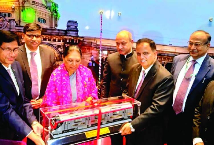 governor anandiben patel travelled by metro in lucknow