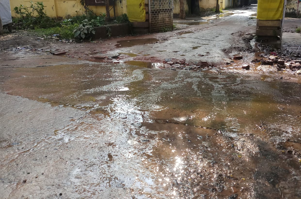 Municipality has taken four and a quarter crores, water flowing on the road