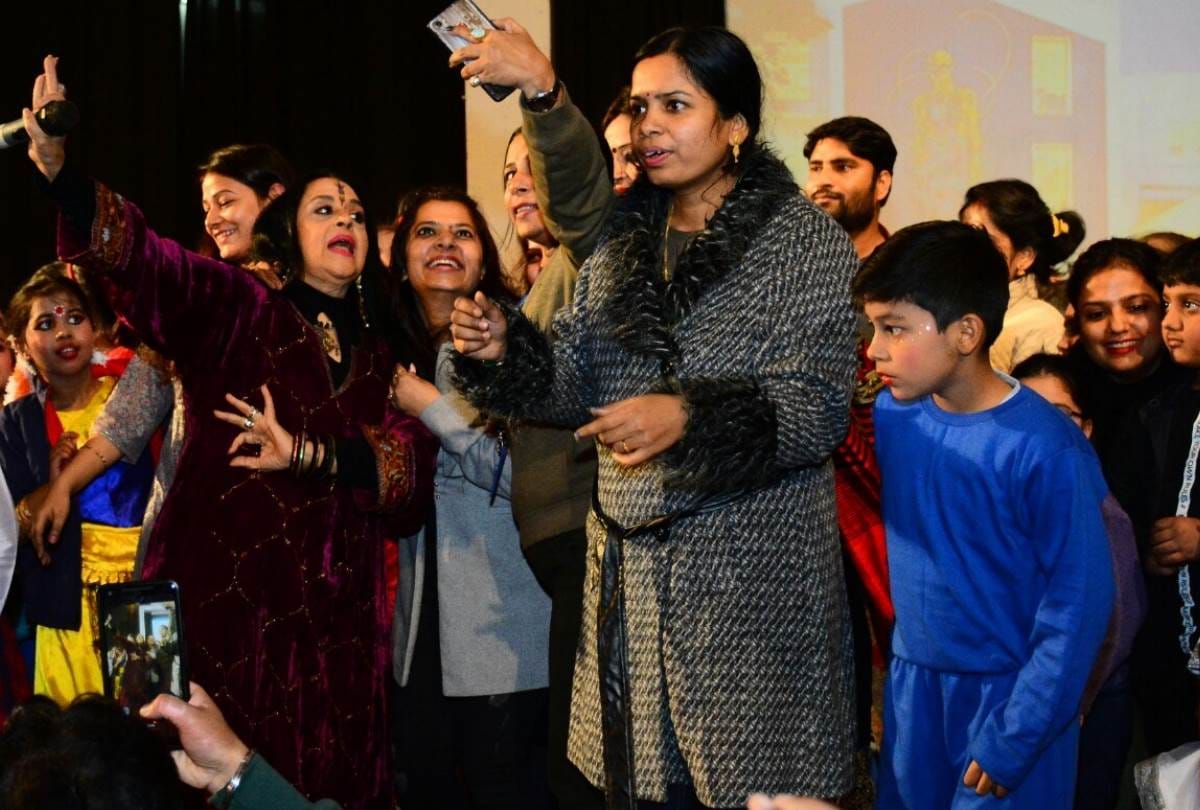 singer ila arun reached at foundation day celebrations of jaipuria school in lucknow