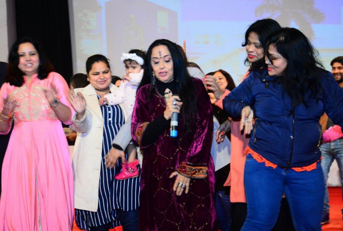 singer ila arun reached at foundation day celebrations of jaipuria school in lucknow