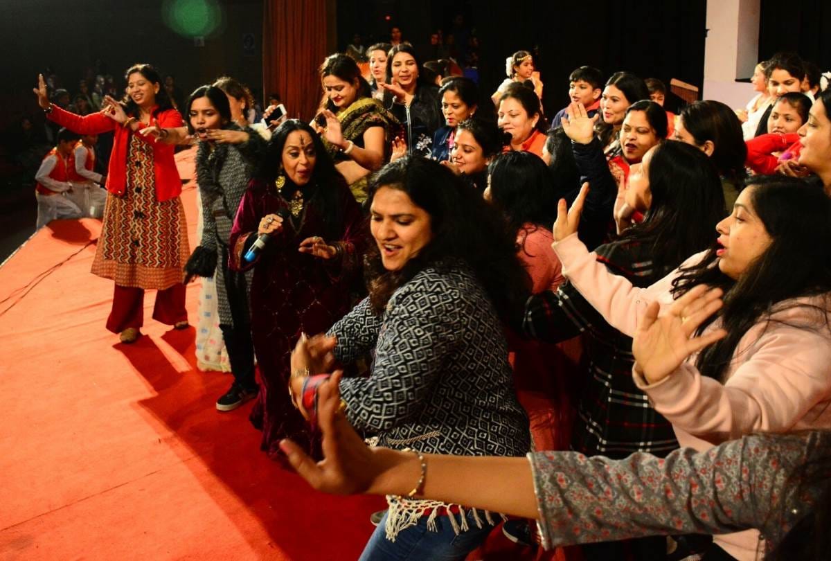 singer ila arun reached at foundation day celebrations of jaipuria school in lucknow