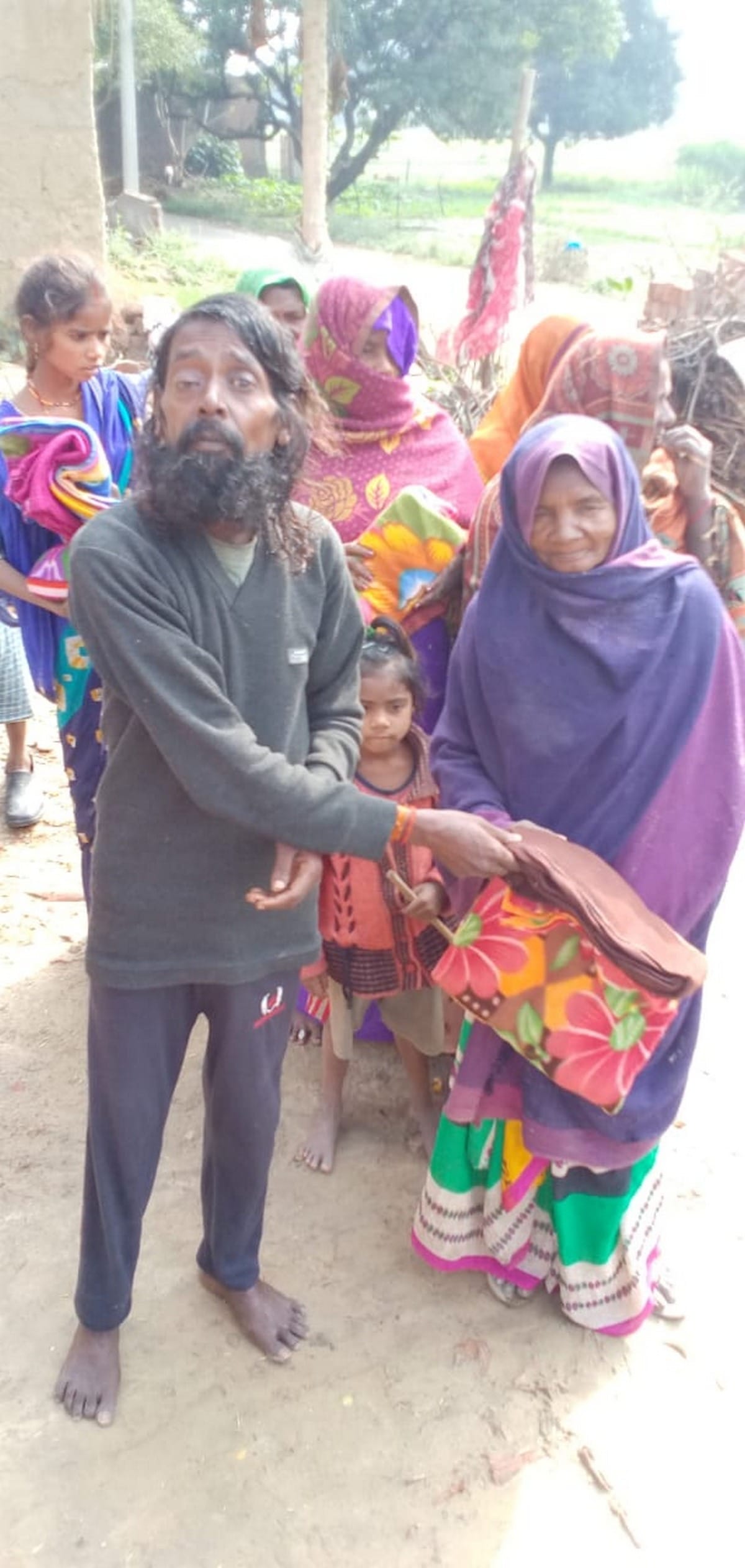 A man distributed 40 blankets to needy in jaunpur