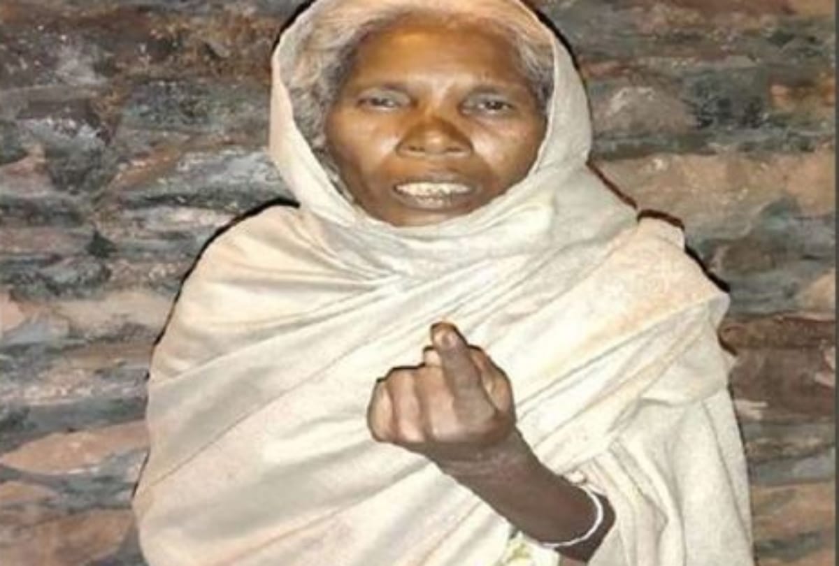 Woman came to vote before husband funeral in jharkhand third phase voting