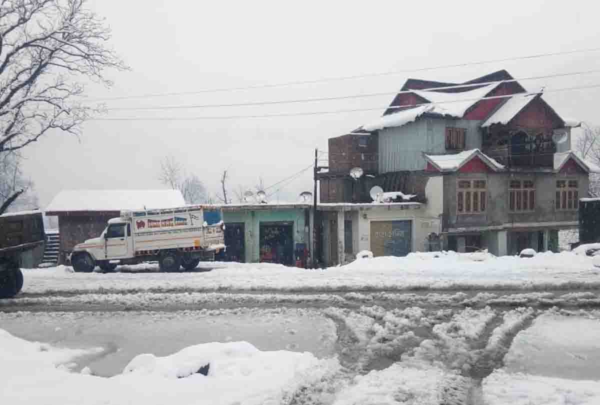 fresh snowfall in jammu kashmir, jammu srinagar highway closed, flights cancelled from srinagar