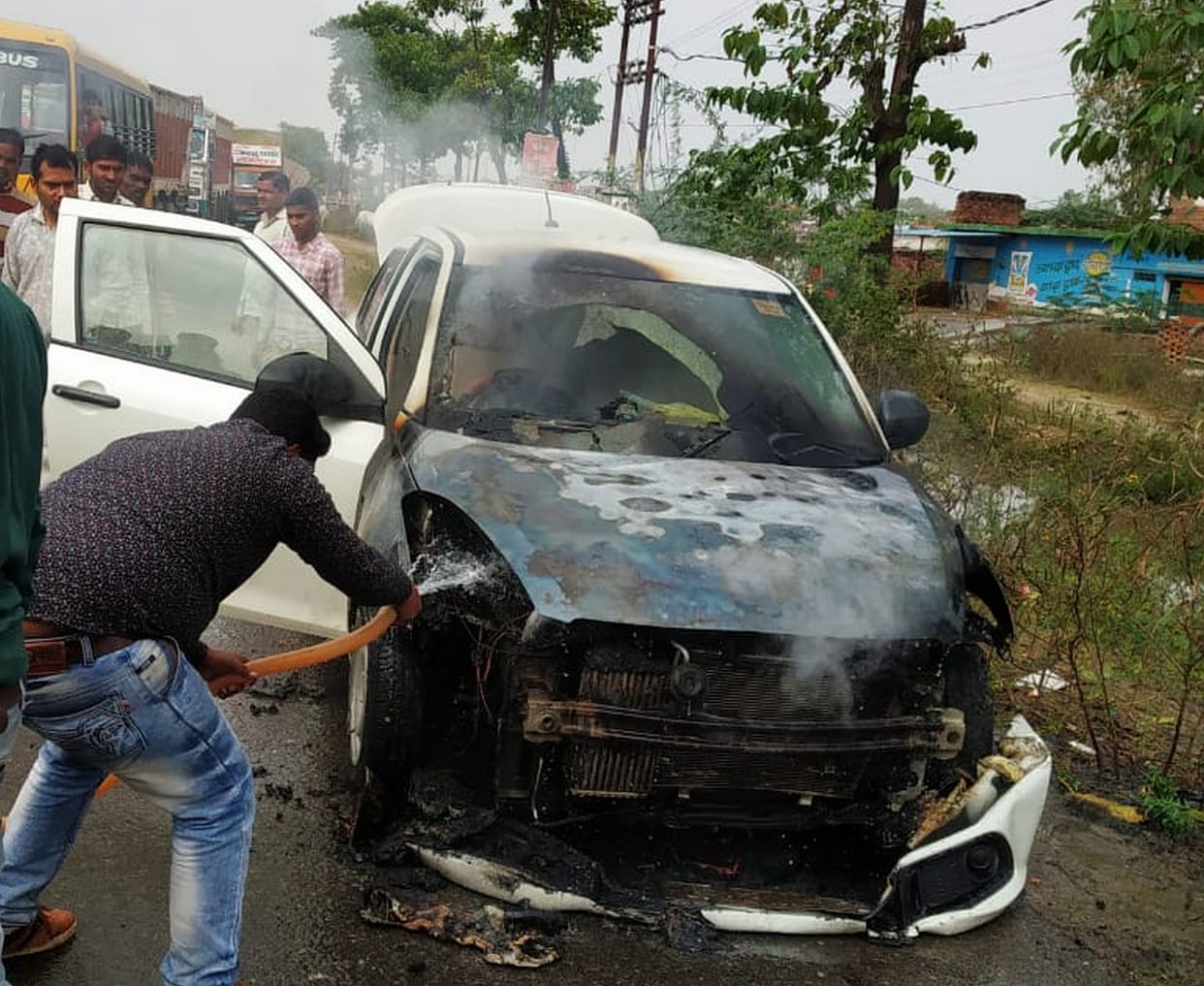 Fire on the moving car on the highway, narrow survivors