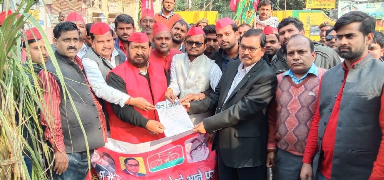SP activists demonstrate about the problems of sugarcane farmers