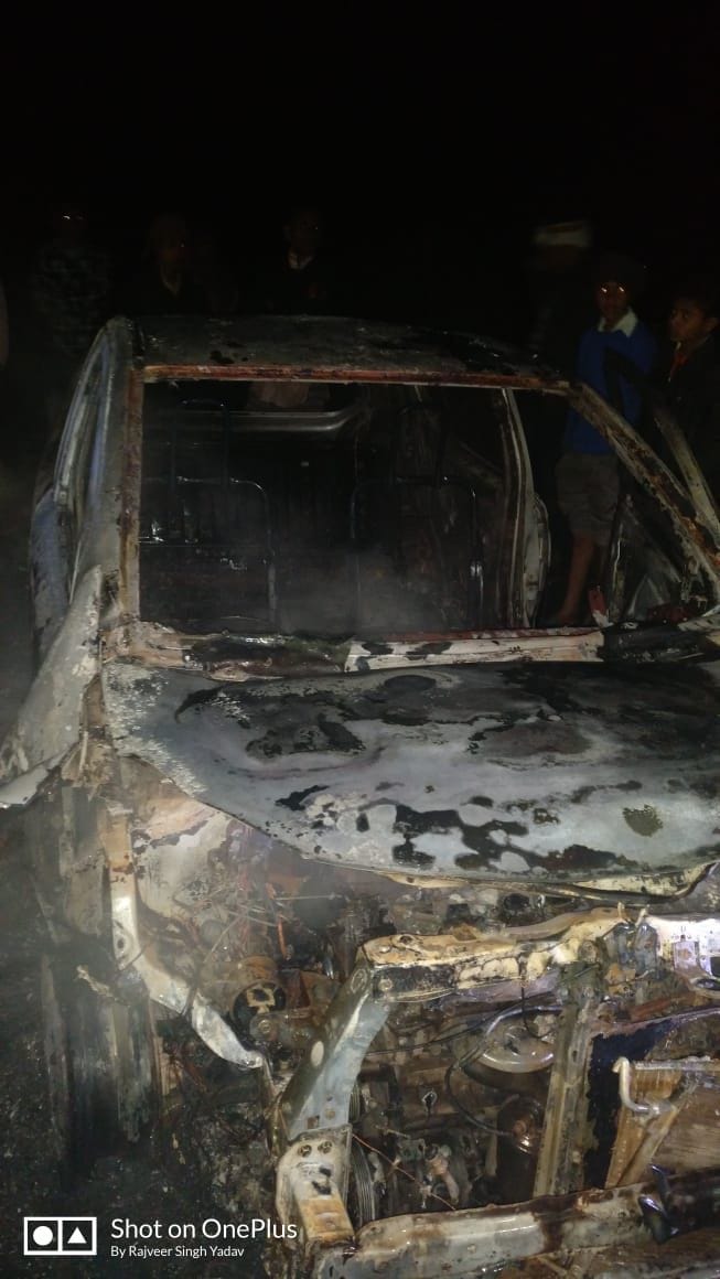 Hathras: Fire in moving car, saved life by jumping