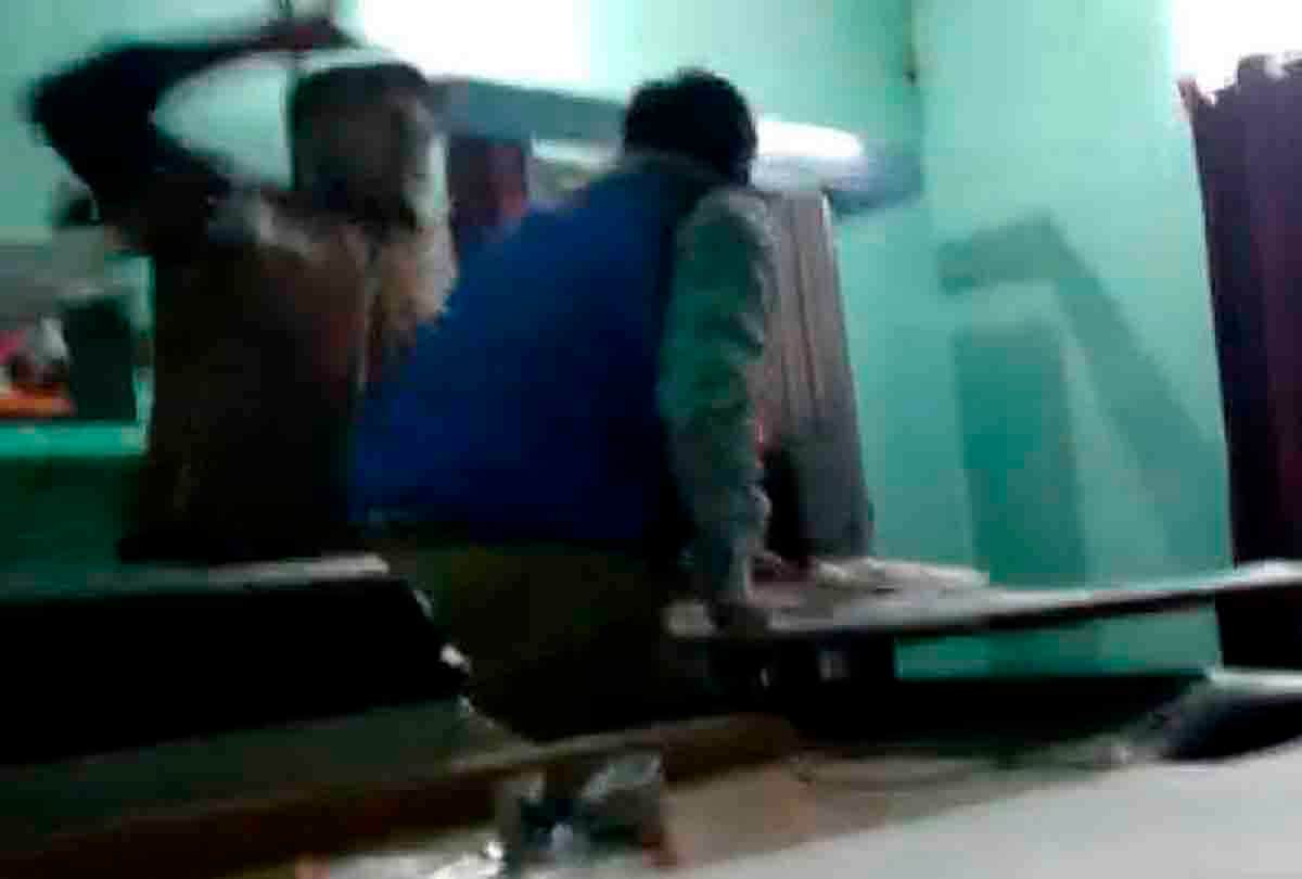 Pratapgarh: Contractor beat up SDO by entering into Irrigation Department next to DM Housing